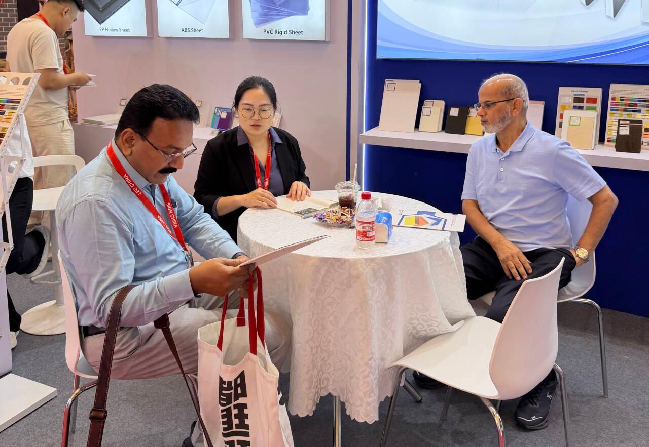 Gokai sales team communicating with buyers at SIGN CHINA 2026