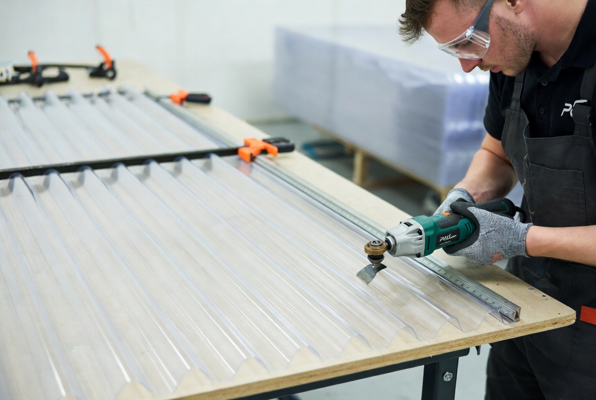 Professional Cutting Of Corrugated Plastic Roofing.jpg